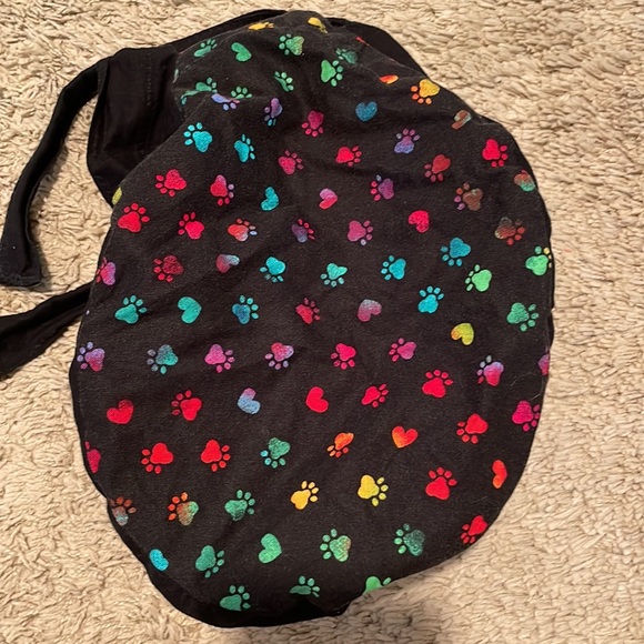 Black scrub cap with multicolor paw print - Picture 2 of 3